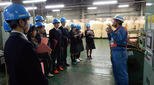 写真：工場見学の様子1